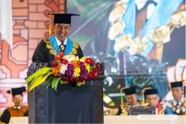 Rektor UNESA menyampaikan berbagai capaian dan prestasi lembaga dalam puncak Dies Natalis ke-60 di GRAHA UNESA. 