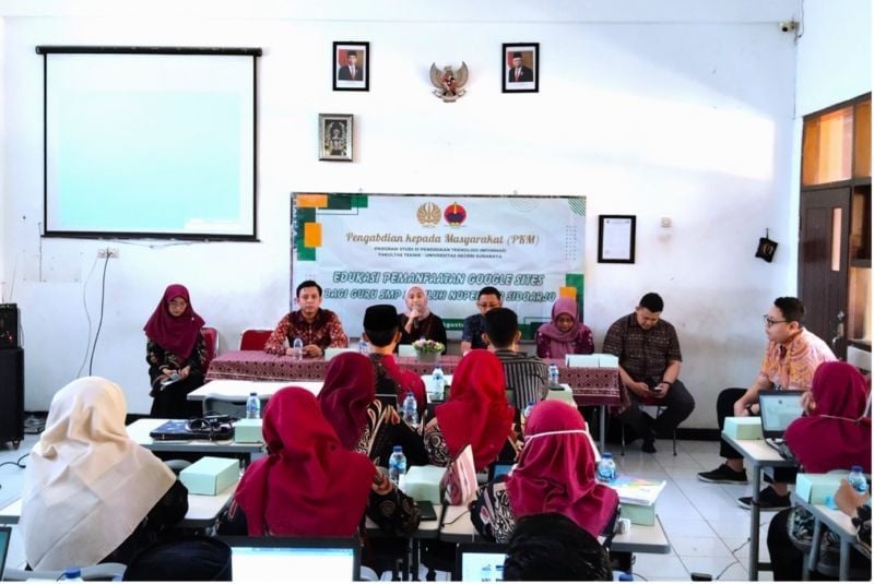 Tim dosen UNESA membekali para guru dengan kemampuan membuat media pembelajaran dengan memanfaatkan Google Sites.