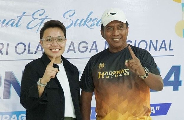 Rektor Unesa Cak Hasan bersama mahasiswanya, Apriyani Rahayu yang saat ini kuliah di FIKK.