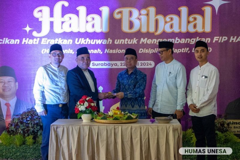 Wakil Rektor Bidang Akademik, Kemahasiswaan, dan Alumni (tengah) bersama Dekan FIP dan jajarannya memotong tumpeng menandai puncak kegiatan halalbihalal sekaligus pembuka dimulainya Bulan Pendidikan FIP 2024. 