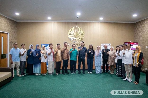 Direktur TIK dan Kerja Sama, Direktur Inovasi, Pemeringkatan dan Publikasi Ilmiah, dan Dekan FBS serta jajarannya bahas rencana kerja sama bidang seni dan industri kreatif bersama delegasi Universiti Pendidikan Sultan Idris (UPSI) Malaysia. 