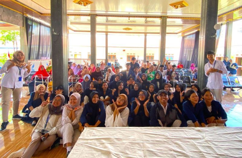Tim mahasiswa prodi Pekerjaan Sosial, PPG Prajabatan UNESA memberikan reminiscence therapy untuk para lansia di Griya Lansia Khusnul Khatimah, Malang.