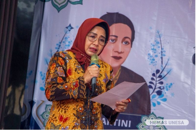Ketua DWP Unesa menekankan bahwa perempuan memegang peran penting dalam menjaga ketahanan keluarga, dan keberlangsungan-kesuksesan kerja dan karier suami.