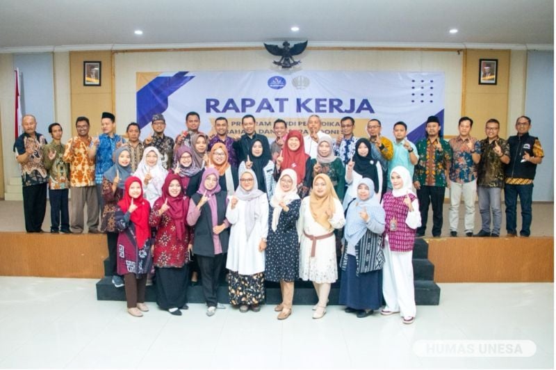Jajaran ketua atau koordinator prodi PBSI dari berbagai kampus menghadiri raker bersama IKAPROBSI Jatim di FBS UNESA. 