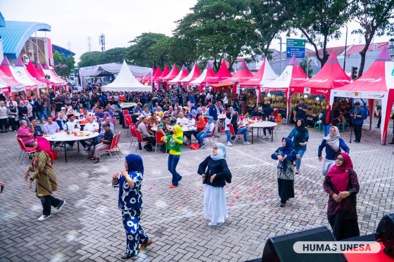 Festival Durenan Rek Unesa, selain menghadirkan tenant durian maupun non-durian, juga menampilkan berbagai kegiatan kreativitas civitas.