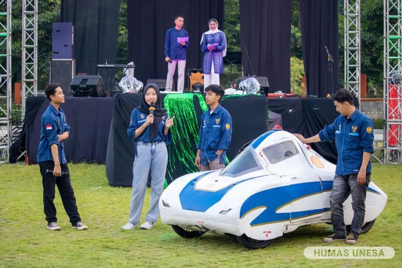 Mahasiswa UKM Mobil Listrik Garnesa, Fakultas Teknik pamerkan mobil yang mereka andalkan di berbagai kejuaraan tingkat nasional dan internasional. 