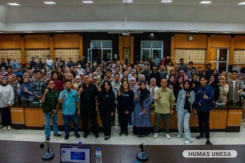 Jajaran Kasubdit MBKM UNESA bersama Tim Kinobi bersama mahasiswa peserta Workshop UNESA MBKM Career Portal.