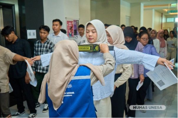 Peserta menjalani pemeriksaan metal detector sebelum memasuki ruangan ujian. Mereka juga menjalani pemeriksaan dan verifikasi identitas dan kartu peserta tes. 