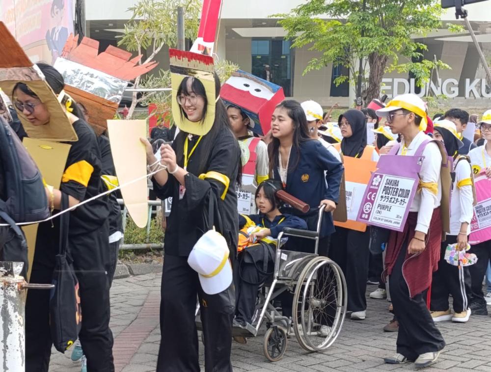 Lewat Parade Asmaraloka, Maba FBS Unesa Ekspresikan Kreativitas, Budaya, dan Keresahan terhadap AI