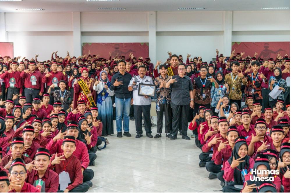 PKKMB FH Unesa Bekali Mahasiswa Hadapi Perubahan Profesi Hukum dan Tantangan Era Digital