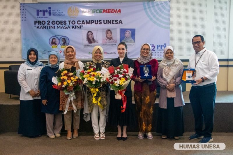 Ketua Perwosi Jatim Arumi Bachsin, Chief Executive Regional ACSB Meithiana Indrasari, dan Kartini Humas Indonesia 2024 Vinda Maya dalam Pro 2 Goes to Campus UNESA bersama jajaran RRI Surabaya, Kece TV by UNESA dan Direktorat PPIS UNESA. 