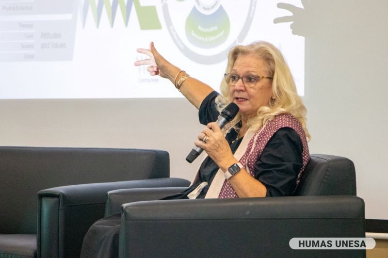 Prof. Susan Ledger tekankan pentingnya kerja sama guru untuk menciptakan lingkungan pembelajaran efektif dan menyenangkan bagi peserta didik.