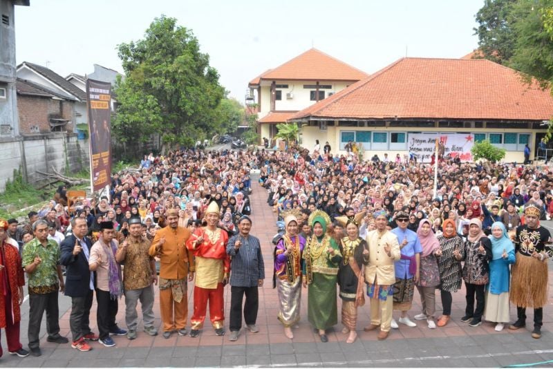 KOMPAK: Pimpinan dan civitas serta mahasiswa baru Fisipol mengenakan pakaian adat berbagai daerah dalam PKKMB yang berlangsung di halaman Fisipol, Kampus 1 Ketintang.