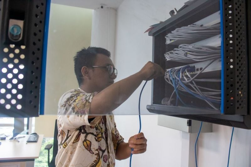 Tim Infrastruktur dan Teknologi Informatika, dan Pusat Data UNESA mengecek perangkat jaringan di setiap ruang tes UTBK.