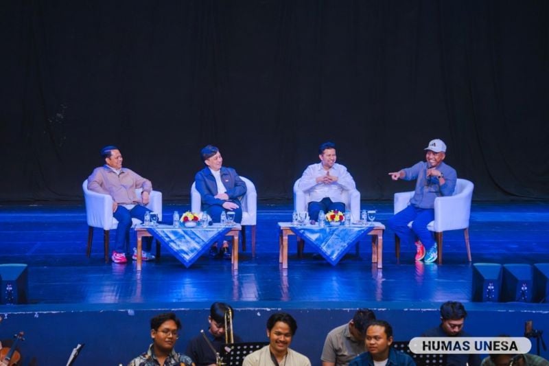Stafsus Presiden, Yovie Widianto; Wagub Jatim Emil Dardak; Rektor Unesa Cak Hasan; dan Wakil Rektor III, Bambang Sigit Widodo mendiskusikan tentang industri kreatif di Jawa Timur, termasuk peran Unesa di dalamnya.