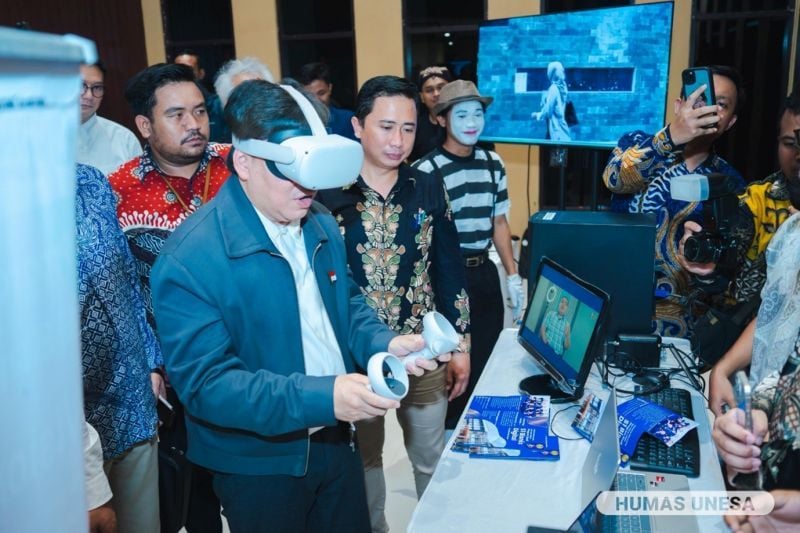 Stafsus Presiden, Yovie Widianto menjajaki berbagai karya, produk, dan inovasi Unesa di bidang seni, budaya, dan ekonomi kreatif. 