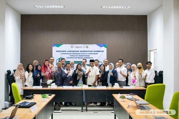 Tim Asesor LAM-PTKes bersama pimpinan UNESA dalam visitasi prodi S-1 Fisioterapi Fakultas Kedokteran UNESA