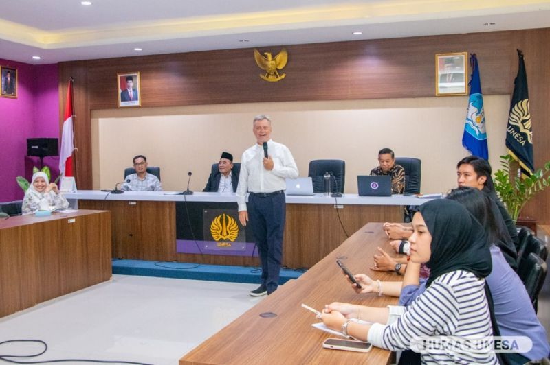 Stuart Blacklock, CEO Qaspir International paparkan tentang Pembelajaran Transformatif dalam Kuliah Tamu Internasional FIP.