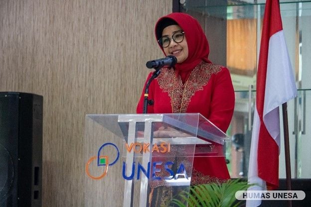 Ketua DWP UNESA memberikan sambutan dan mengapresiasi peran penting seluruh keluarga besar DWP UNESA dalam memberikan support bagi UNESA PTN-BH.