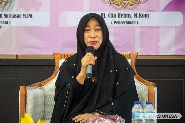 Hj. Nur Cita Qomariyah, M.Kom.I., dosen UINSA sampaikan tausiah tentang tantangan dan peran perempuan era gempuran teknologi digital.
