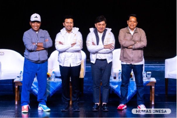 Wagub Jatim Emil Dardak dan Stafsus Presiden Yovie Widianto pada kesempatan itu juga mendiskusikan tentang ekonomi kreatif termasuk industri musik bersama mahasiswa dan dosen Unesa.