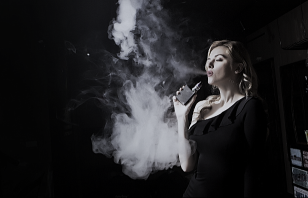 Vape merupakan rokok elektrik yang banyak digandrungi kalangan muda. Di balik daya tarik aroma dengan sensasinya itu menyimpang risiko yang mengancam kesehatan. (Foto: Haiberliu/Pixabay).