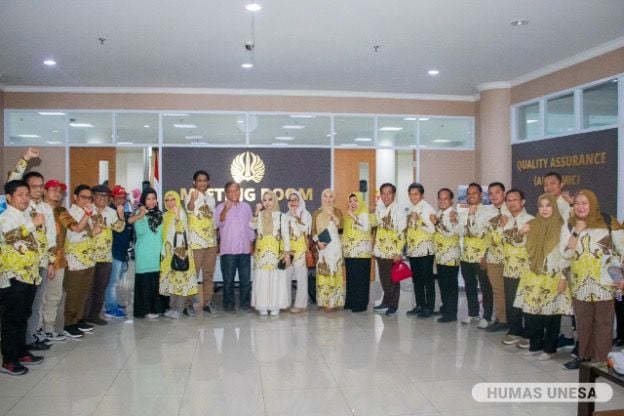 KOLABORASI: Tim UNESA bersama jajaran delegasi UNM.