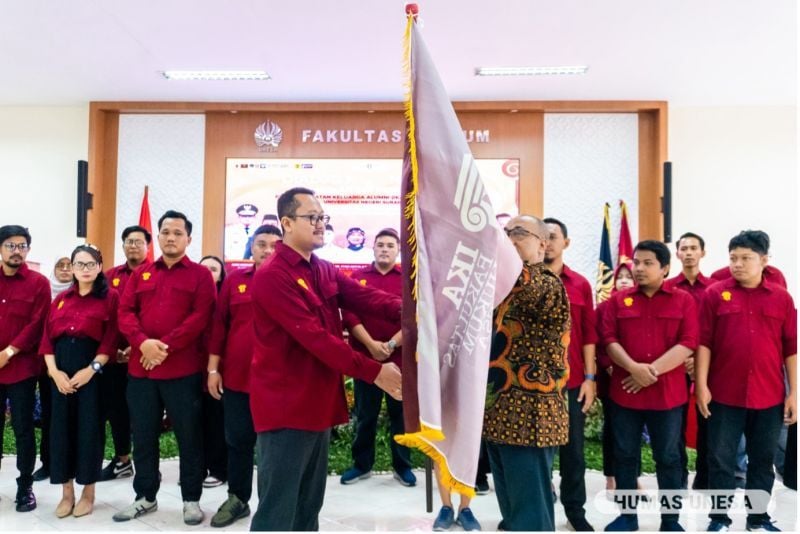 Prosesi pelantikan dan pengukuhan pengurus IKA FH UNESA yang disaksikan sejumlah pejabat daerah, pimpinan, mahasiswa, dan civitas UNESA.