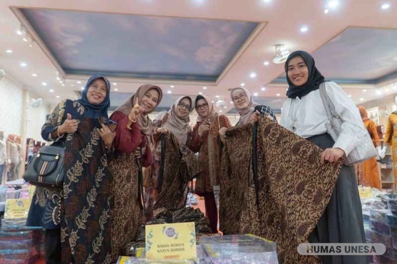 Pengurus DWP UNESA bersama para istri rektor senior PTN se-Indonesia jajaki produk UMKM di Sidoarjo