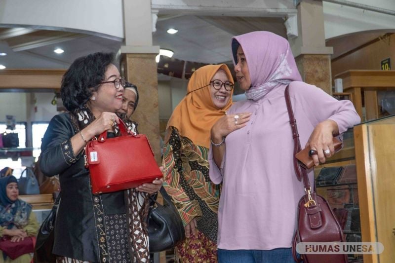 Ketua DWP UNESA bersama para istri rektor senior PTN se-Indonesia dalam Ladies Program