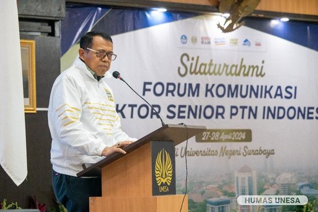 Prof. Ganefri, Ph.D., Ketua MRPTNI memberikan penguatan dalam Forum Komunikasi Rektor Senior PTN Indonesia di UNESA