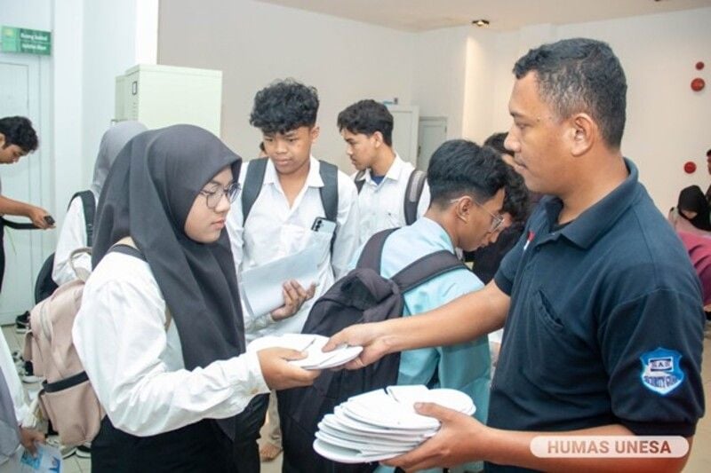 Pembagian alas kaki atau sandal kepada peserta saat memasuki ruangan ujian atau tes UTBK.