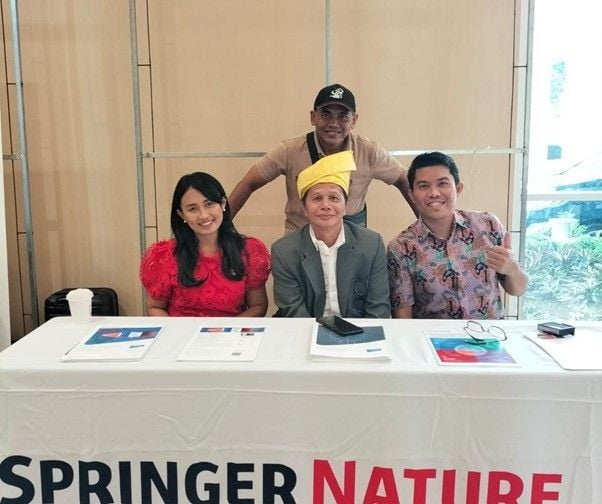Kepala UPT Perpustakaan Unesa bersama delegasi Springer Nature dalam KPDI ke-16 di Riau.