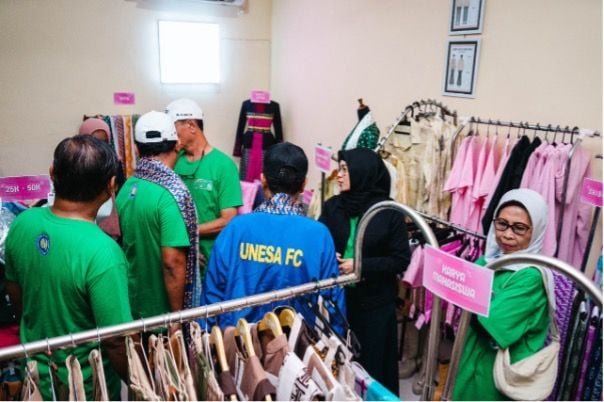 Pimpinan dan direktur selingkung UNESA menjajaki produk dan karya mahasiswa-dosen FT UNESA.