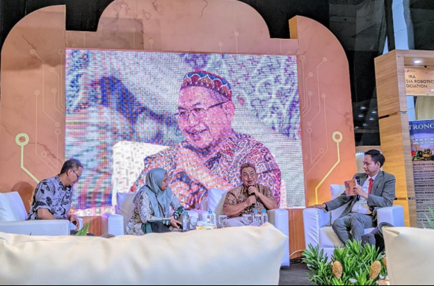 Dosen Fakultas Teknik sekaligus Kasubdit Hilirisasi Hasil Inovasi, Inkubator Bisnis, dan Kewirausahaan UNESA, Agung Prijo Budiono (dua dari kanan-kopiah) menjadi narasumber Talkshow Inspiratif IDEA EXPO BPSDMI di Jakarta.