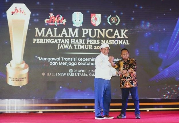 Rektor UNESA Cak Hasan menerima Change Leader Award dari PWI Jatim. Penghargaan itu diserahkan langsung Ketua PWNI Jatim Lutfil Hakim pada malam puncak HPN 2024 di Jember.