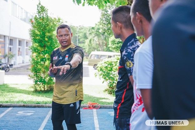 Dosen sekaligus pemateri pelatihan, Tutur Jatmiko memberikan pengarahan seputar strategi, pendekatan hingga metode latihan fisik kepada para peserta pelatihan. 