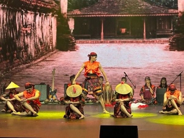 Tim PUI Seni Budaya Unesa menampilkan tari lerok lelono dalam pagelaran Indonesian Cultural Nights atau ICN di Bangkok, September 2024 lalu.