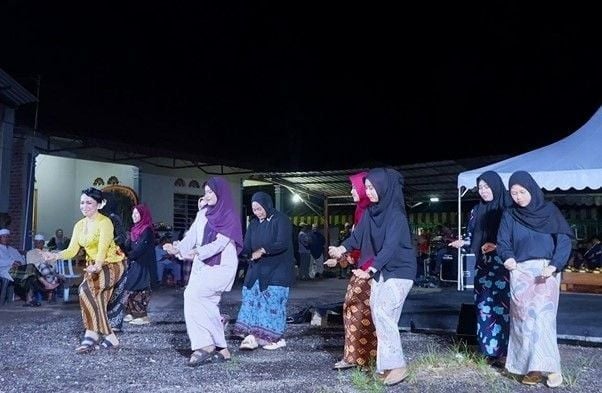 MENDUNIA: Mahasiswa Unesa membuka kelas tari di Malaysia. Hasilnya, mereka memperagakan tari remo dan tari gambyong bersama mahasiswa dan warga Malaysia, November 2024 lalu.