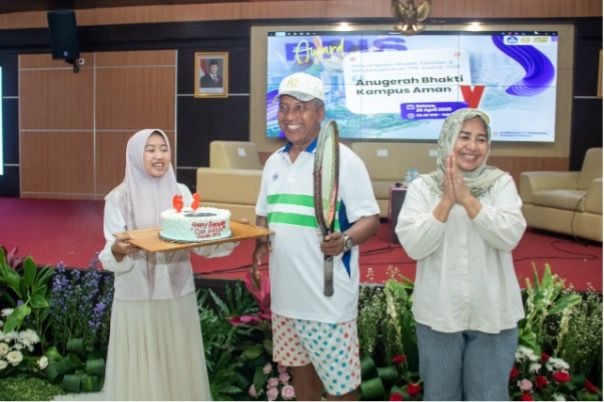Kegiatan ini bertepatan dengan Hari Ulang Tahun Rektor Unesa Cak Hasan, yang dirayakan seluruh jajaran pimpinan, dekan-wakil dekan, direktur-kasubdit, kepala dan wakil lembaga, pengurus DWP, dan pejabar dan civitas terkait.