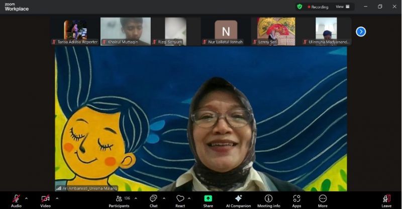 Penulis buku “Melampaui Sastra Anak” yaitu Ari Ambarwati dosen Unisma menjelaskan kajian sastra anak di Indonesia dan relevasinya dengan kehadiran buku yang ditulisnya tersebut.