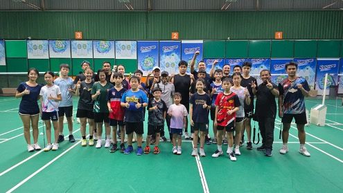 Tim dosen Vokasi UNESA bersama para seluruh atlet muda RBC Badminton, Damansara, Selangor, Malaysia. 
