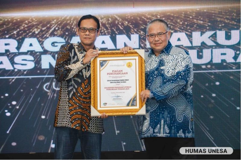 Penghargaan kedua diterima Abdul Hafidz, Wakil Dekan Bidang II Fakultas Vokasi (FV) Unesa dari CEO Media Guru Indonesia, Mohammad Ihsan.