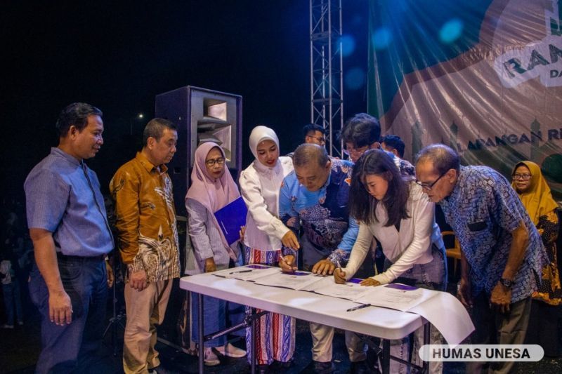 Didampingi orang tua, peserta yang lolos golden ticket UNESA menandatangani pakta integritas yang disaksikan Wakil Rektor Bidang 1 Prof. Dr. Madlazim, M.Si., (dua dari kiri), Direktur Kemahasiswaan dan Alumni, Dr. Muhamad Sholeh, M.Pd (paling kiri), dan Direktur Akademik Prof. Dr. Fida Rachmadiarti, M.Kes (tiga dari kiri)