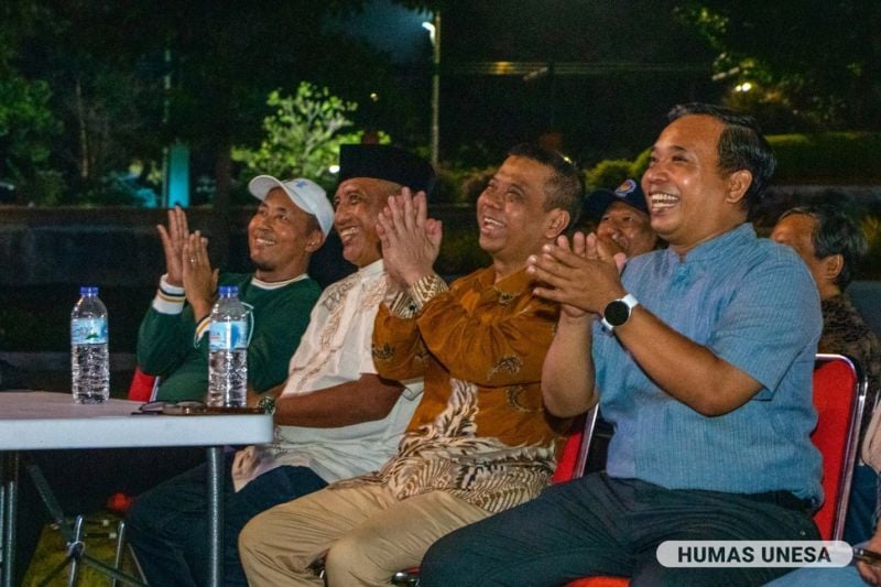 Rektor UNESA Cak Hasan bersama Dekan FIKK Dr. Dwi Cahyo Kartiko, S.Pd., M.Kes., (topi putih), Wakil Rektor Bidang 1 Prof. Dr. Madlazim, M.Si., (batik), dan Direktur Akademik Dr. Muhamad Sholeh, M.Pd., (paling kanan) menyaksikan peserta Impersonate Cak Hasan.