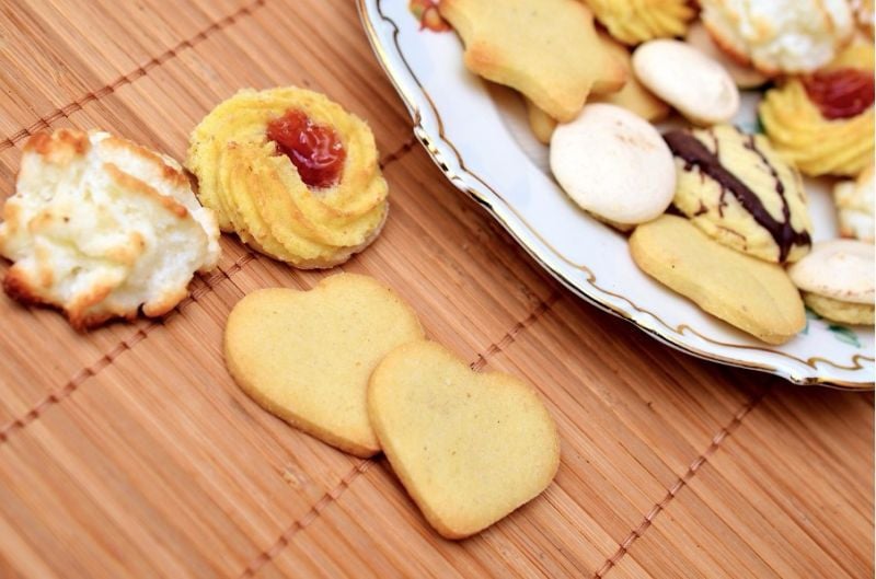Ilustrasi makanan atau cemilan khas lebaran (foto: congerdesign/pixabay.com)
