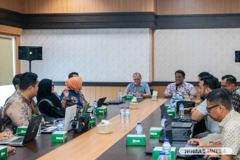 Jajaran bidang kerja sama dan sejumlah pakar UNESA sambut kehadiran rombongan Bappelitbangda, Kabupaten Mahakam Ulu guna memperkuat kerja sama dan membahas strategi pembangunan daerah. 