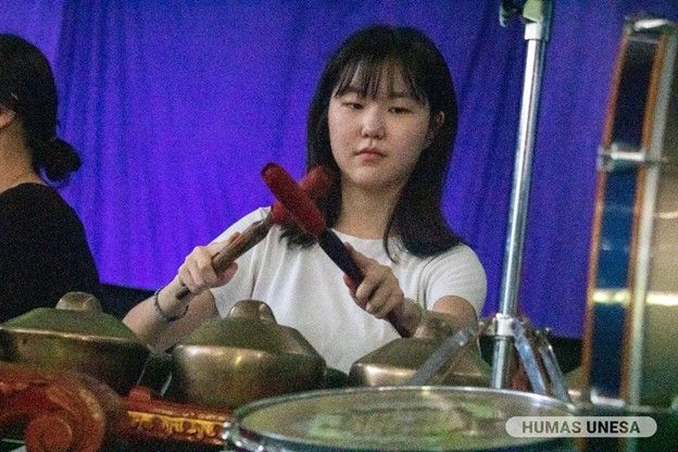 Mahasiswa asing memainkan gamelan dalam Pagelaran Lokakarya 2024 di FBS