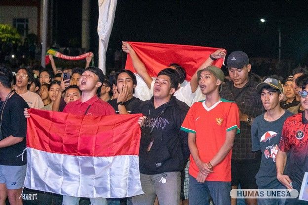 MENANG KU SANJUNG KALAH KU DUKUNG: Dukungan keluarga besar UNESA dan masyarakat sekitar untuk Timnas Indonesia U-23. 