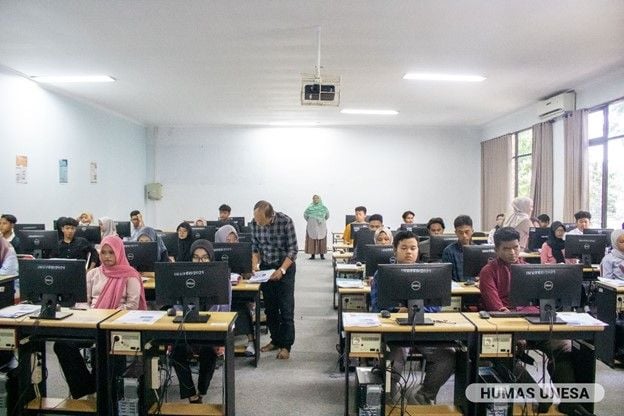 Suasana tes UTBK hari pertama di UNESA. Setiap ruangan tes diawasi sejumlah pengawas dari kalangan dosen.